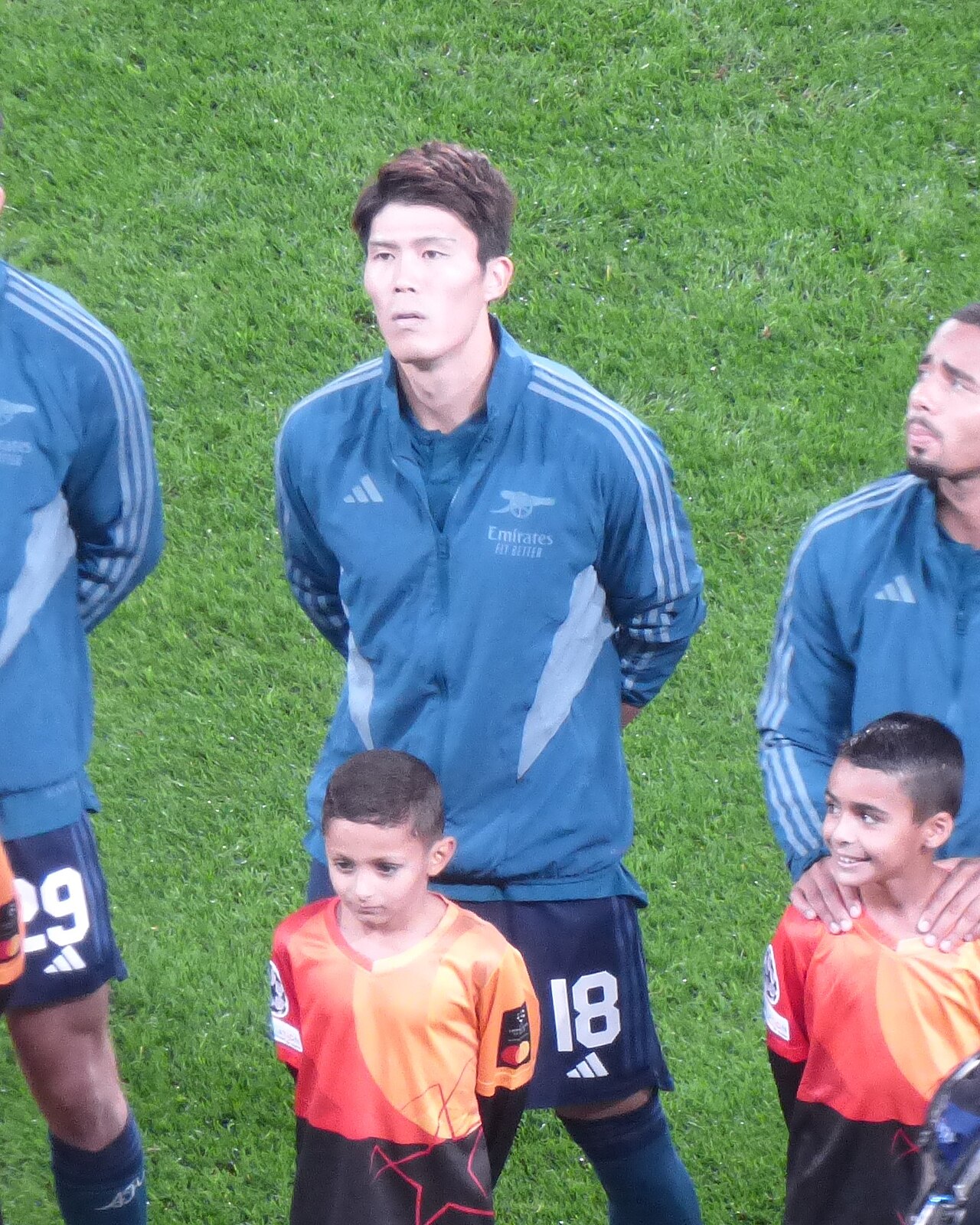 アーセナルのトレーニングウェアを着て試合前に整列する冨安健洋